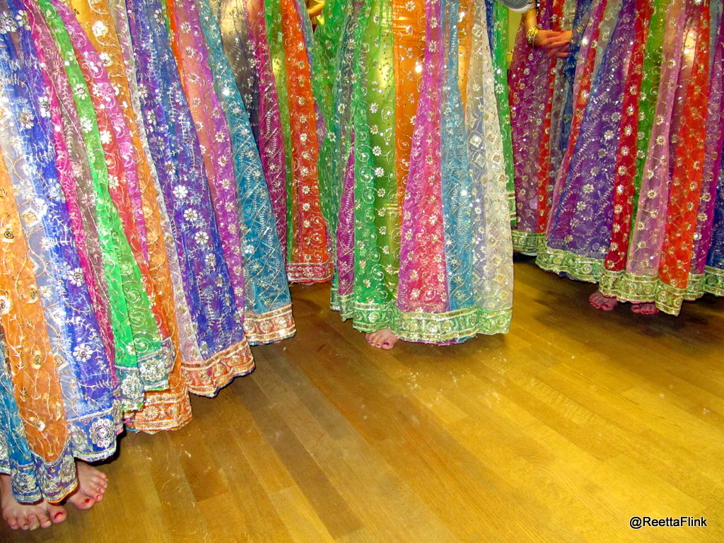 Värikkäitä intialaisia lehenga hameita Indian Dance Festivaalin bäkkäritilassa. Tanssitapahtuma.
