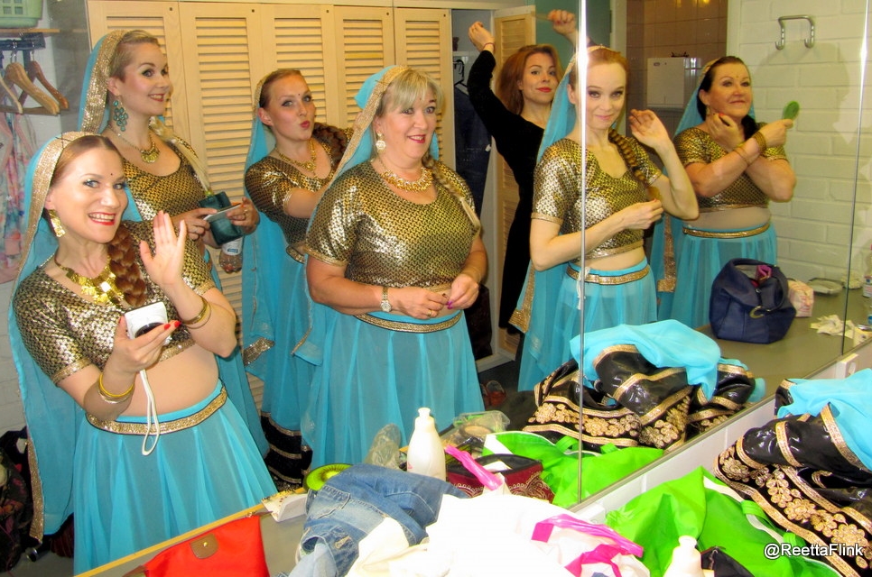 Bollywood Kamleesin tanssijat pukuhuoneessa valmistautumassa Kanneltalon esitykseen. Tanssitapahtuma.